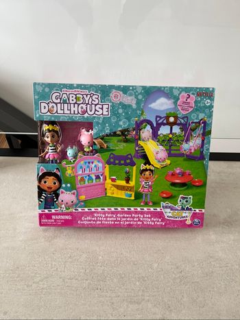 Gabby et la maison coffret fête dans le jardin de « kitty Fairy »