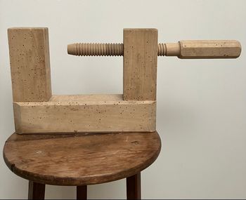 Serre-joint en bois brut