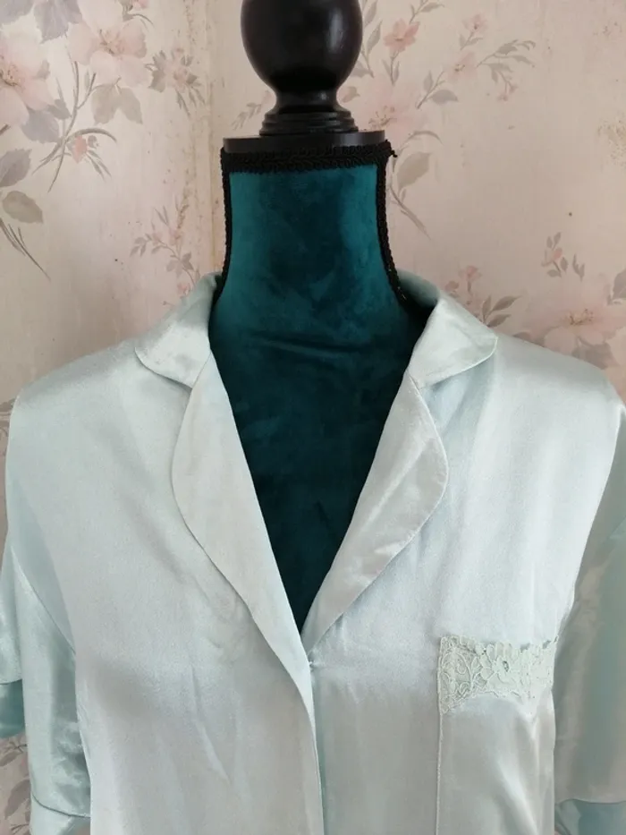 Chemise de nuit vert d'eau en satin avec boutons et poche en dentelle / sans marque / (T2-M) - photo numéro 3