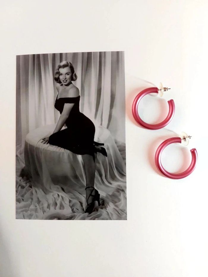 Magnifique paire de boucles d'oreilles créoles taille petite, couleur rose nacré - photo numéro 4