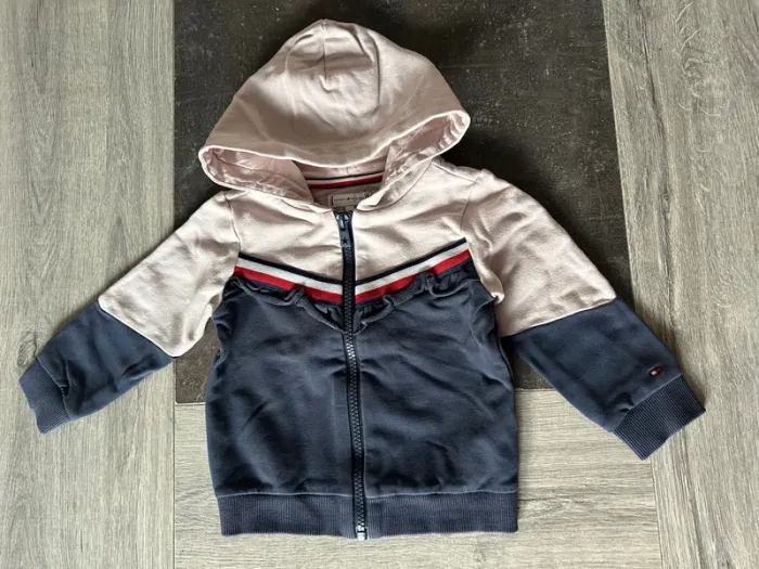 Pull / sweat zippé à capuche