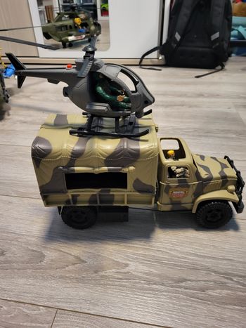 Camion avec hélicoptère militaires