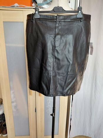 Très jolie jupe simil cuir femme T 48