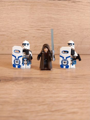 Figurines type lego Jedi Anakin Skywalker + 2 clones de la 501ème avec boucliers star wars