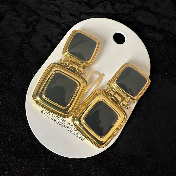Boucles d’oreilles dorées pendantes carrés noires