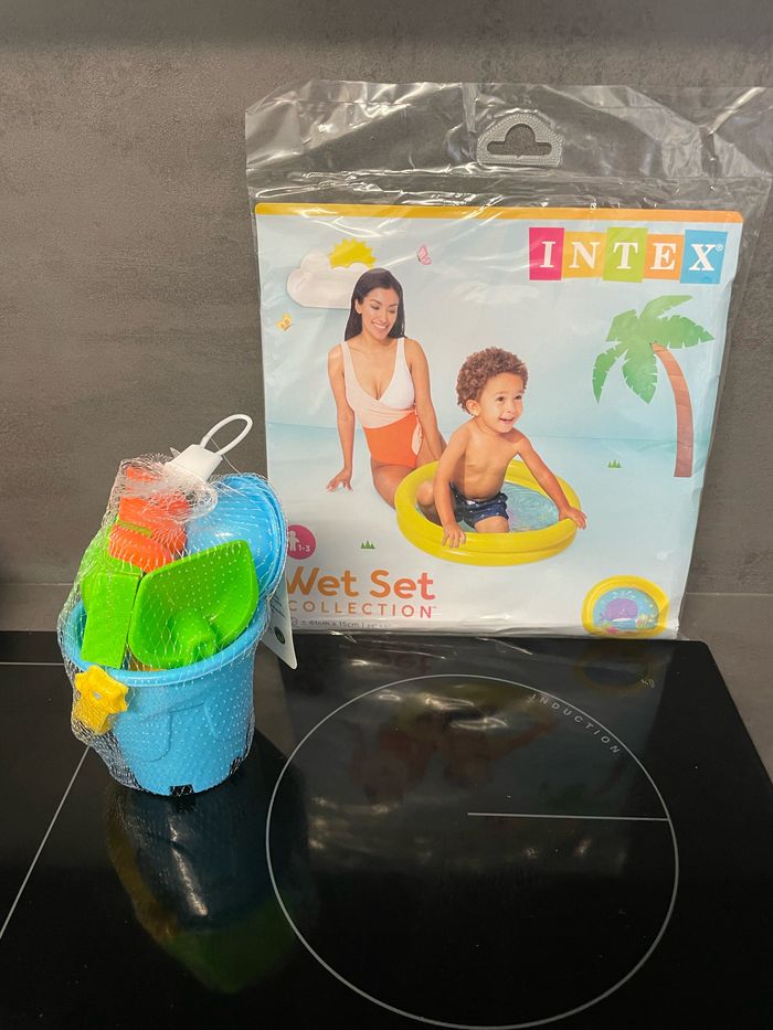 Piscine bébé + petits jouets de plage