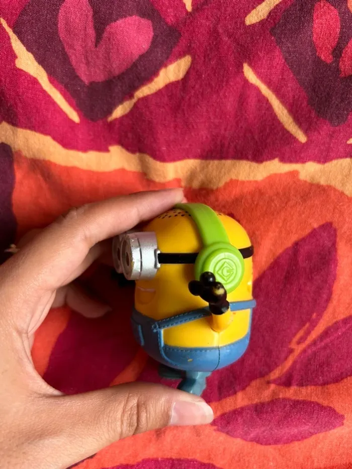 Minion qui bouge les bras - photo numéro 4