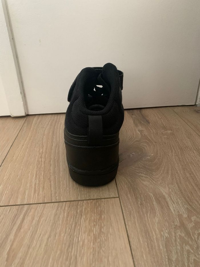 Basket nike court borougt mid 2 montante noir 
Neuve jamais portée 
Taille 37,5 - photo numéro 5