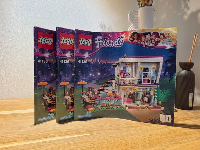 Lego 41135 + notices de montage 
La maison de la Pop star Livi
Excellent état 
Complet