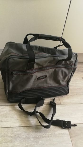 Sac de voyage gris coutures rouges à bandoulière