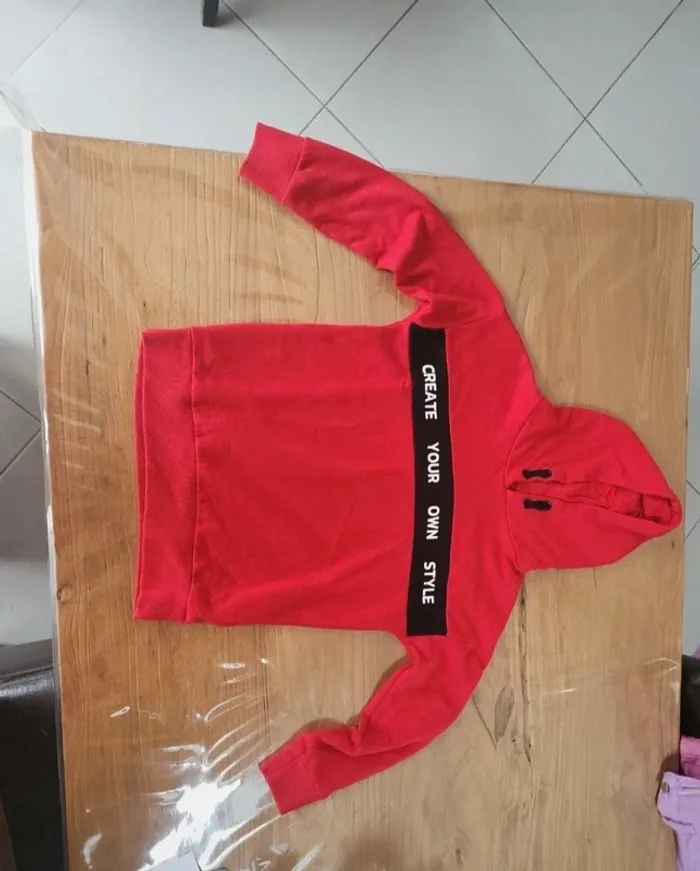 Sweat capuche rouge C&A