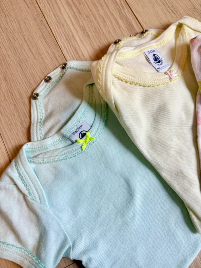 3 bodies manches courtes Petit Bateau 12 mois - photo numéro 2