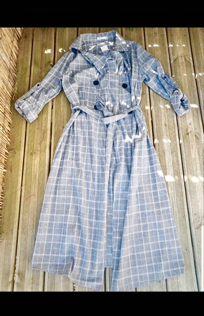 Veste longue Belcci mi-saison non doublée longue ceinturée Prince de Galles Boutonnage fictif Effet peignoir longue et très féminine Carreaux blanc gris noir et très discret rose Étiquetée taille M/L - photo numéro 3