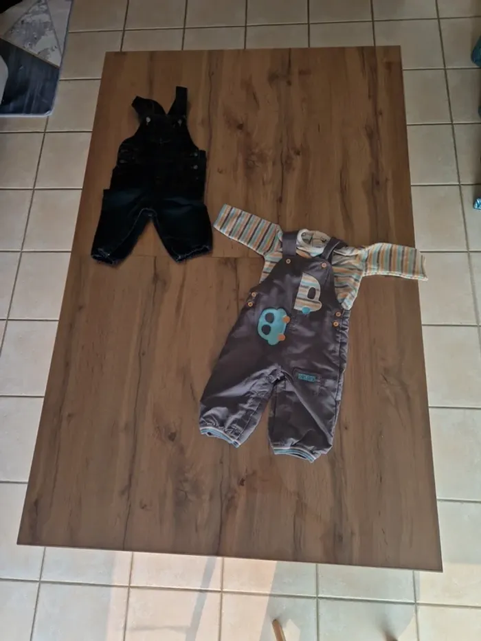 Lot - 2 salopettes + 1 tee shirt - 9 mois