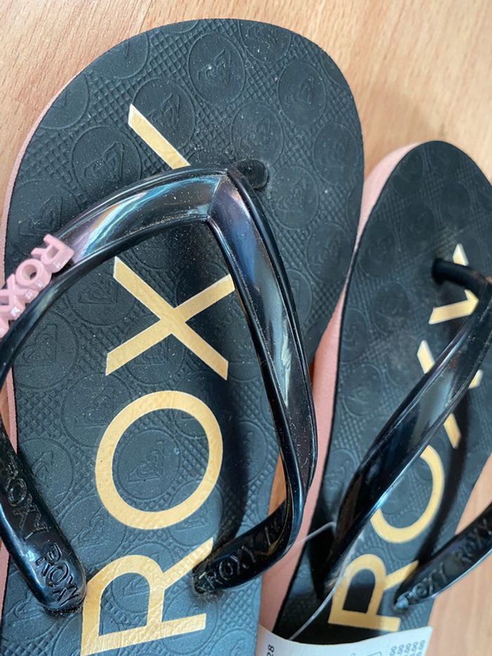 Jolie paire de sandales/tongs Roxy T. 28 fille neuve avec étiquette - photo numéro 2