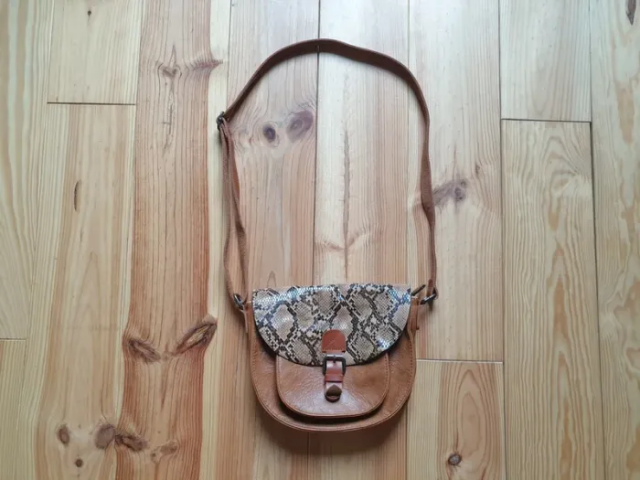 Sac bandoulière camel et motifs