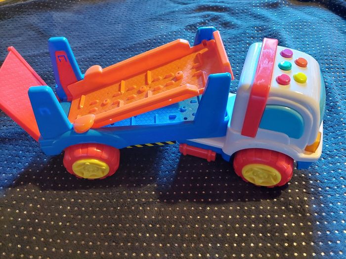 Joli camion remorque musical - photo numéro 2