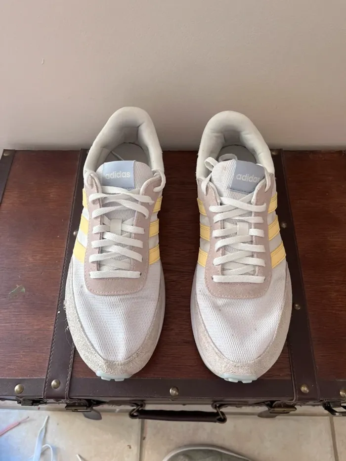 Baskets Adidas claires - photo numéro 3