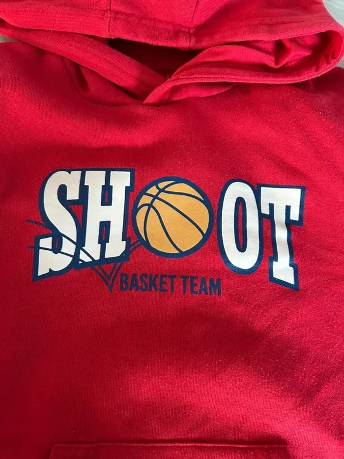 Sweat à capuche rouge thème basket - photo numéro 2