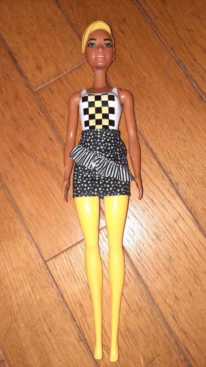 Barbie color reveal noire jaune