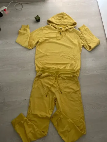 Ensemble de jogging jaune poussin