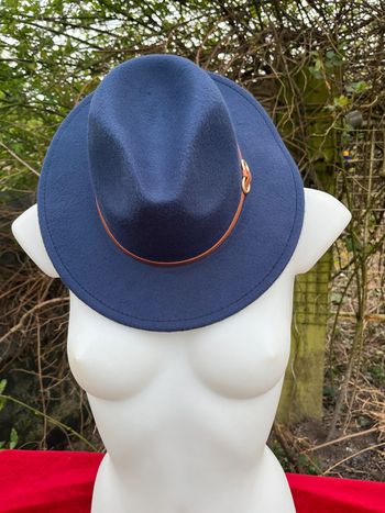 Chapeau neuf bleu T 58 cm