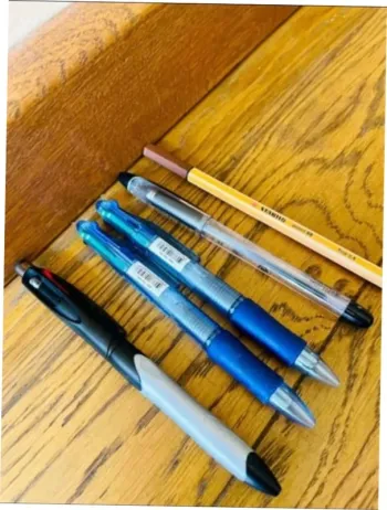 Lot 5 stylos dont quatre couleurs