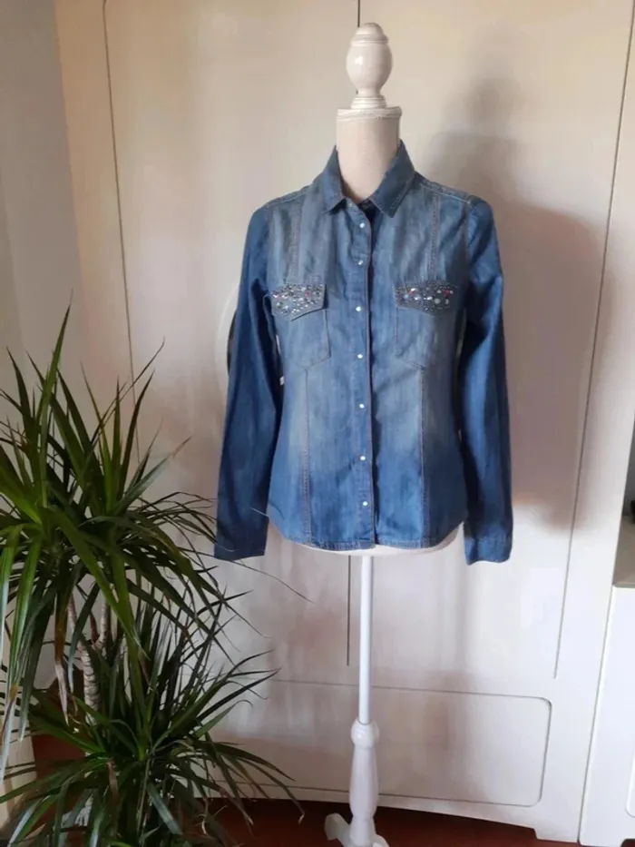 Camisa vaquera con adornos bolsillos - photo numéro 2