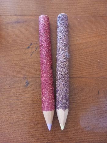 2 gros crayons de couleur