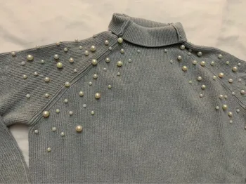 Beau pull détail perles