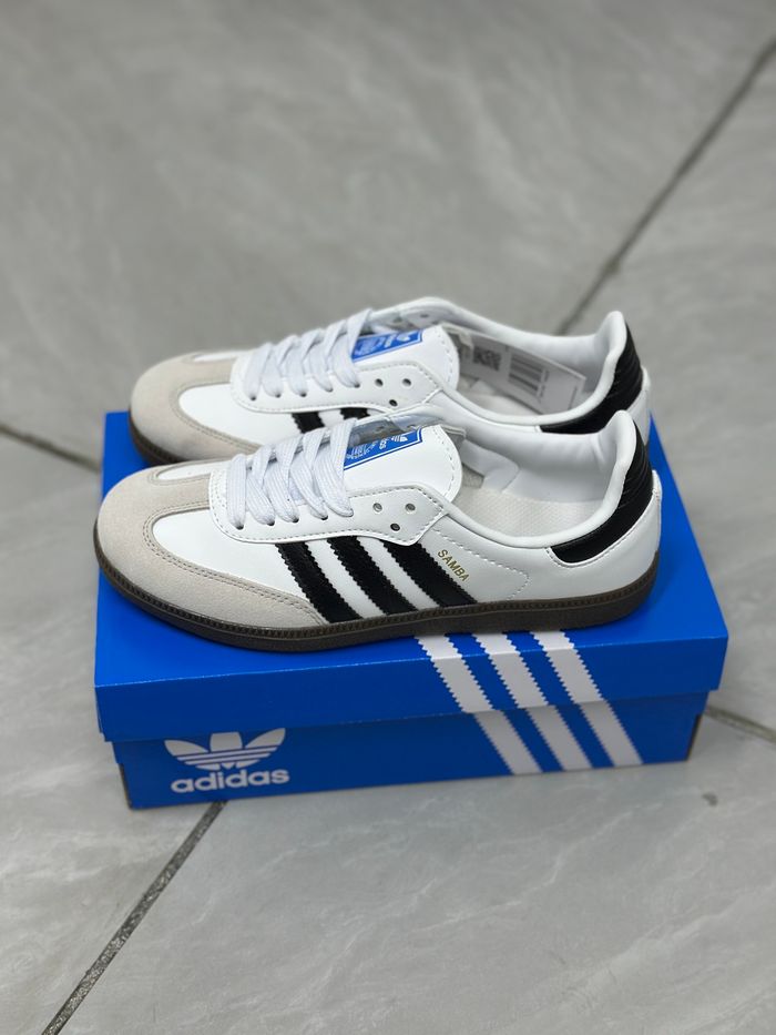 En stock : Baskets Adidas, portées par des célébrités et des blogueurs de mode à travers l'Europe et