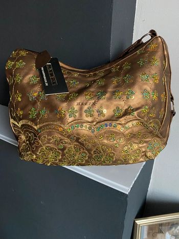 Sac à main motifs et sequins cousus