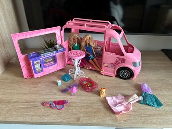Lot camping car rose 2 poupées barbie avec cuisine son et lumière accessoires inclus