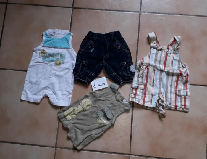 Lot 4 vêtements 1 mois garçon
