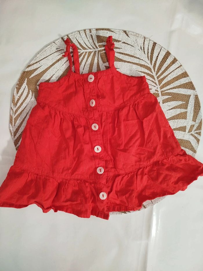 Robe rouge a bretelles boutons devant 3 mois