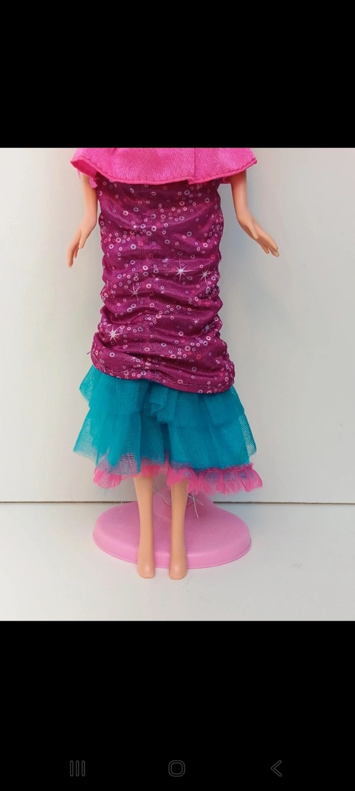 Poupée mattel barbie Secret des Fées 
En tirant sur la ficelle à l'arrière de la Poupée elle se change. - photo numéro 4