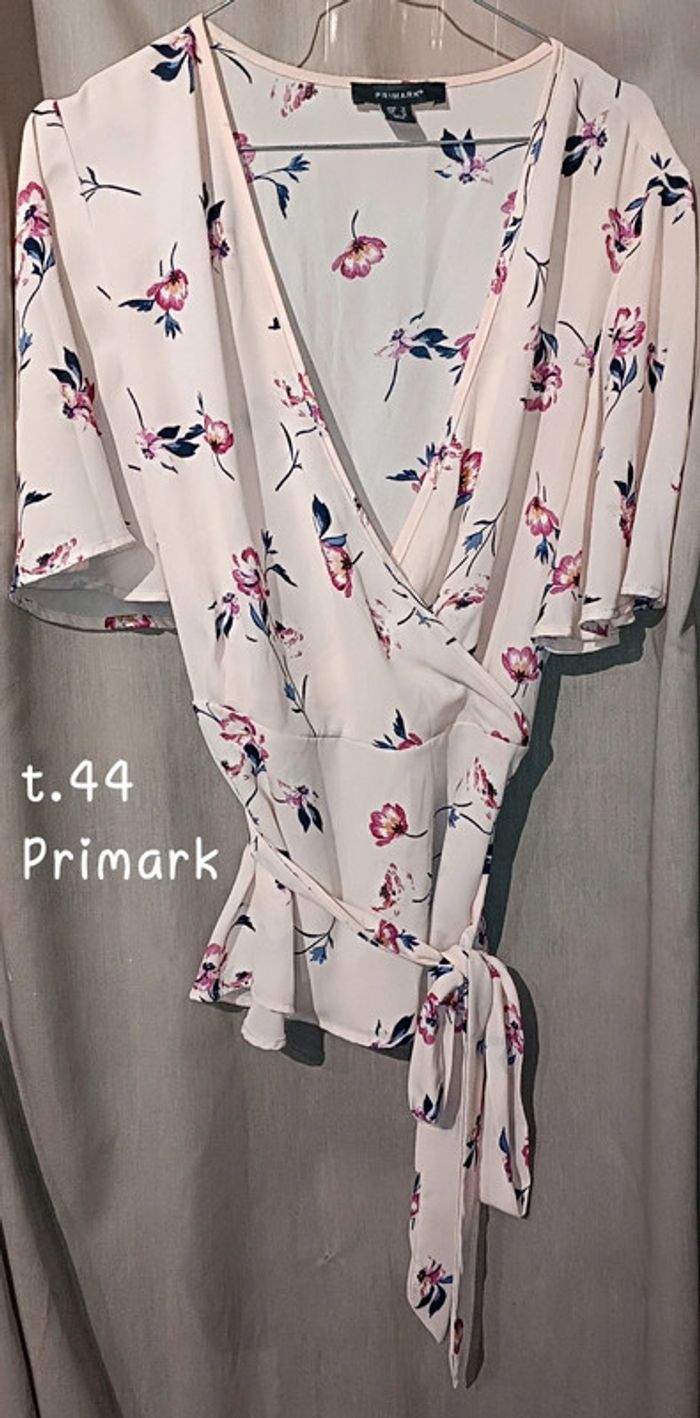 Très jolie blouse avec ceinture t.44 Primark