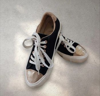 Baskets en toile noire et dorées pointure 36