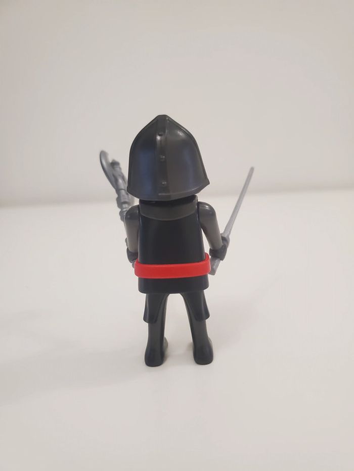 Playmobil Médiéval un Chevalier Guerrier avec casque, épée, hache très bon état - photo numéro 4