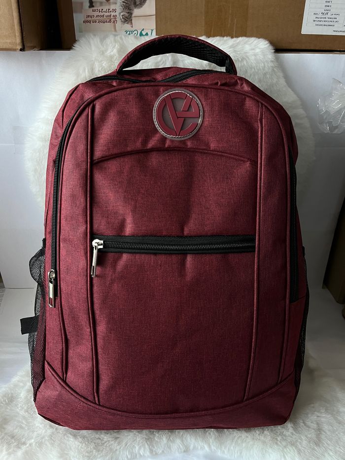 Sac à dos bordeaux Dimensions hauteur 50 cm, largeur 35 cm et épaisseur 18 cm