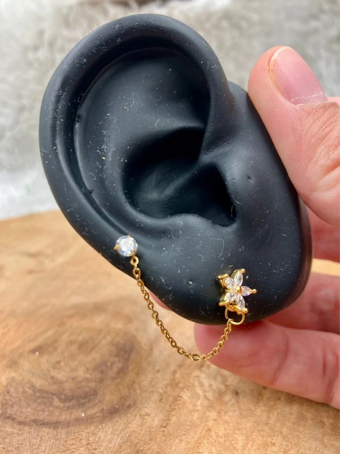 Piercing oreille, boucle d’oreille, piercing chaîne et fleurs - photo numéro 3