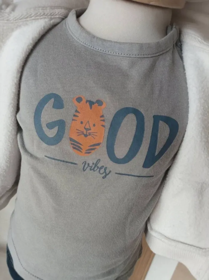 Gilet zippé à capuche et tee-shirt manches longues Kiabi garçon 1 mois - photo numéro 2