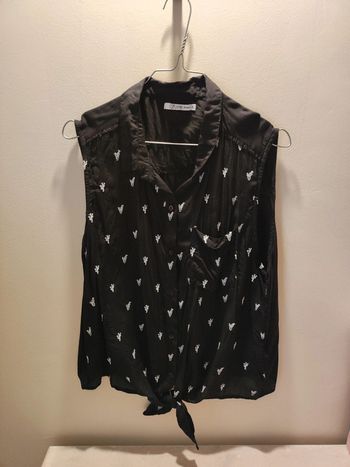 Chemise noire à motifs