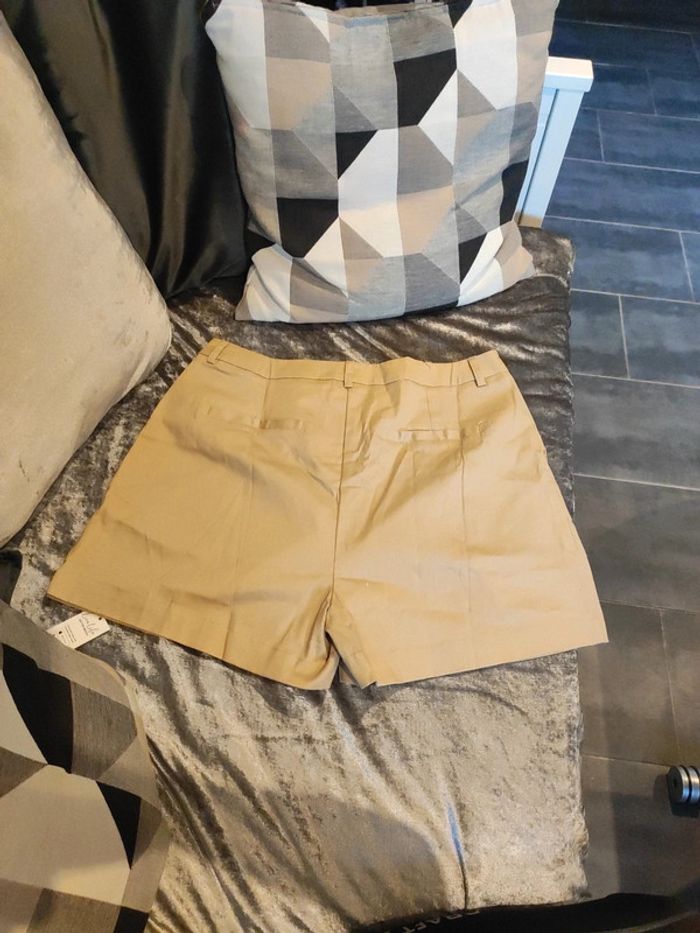 Short beige neuf - photo numéro 2