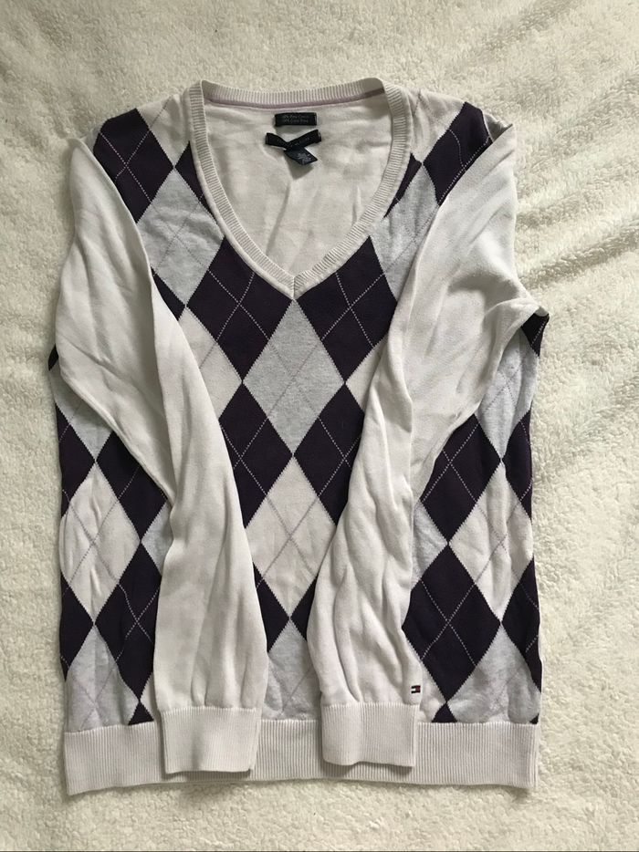 Pull à losange vintage violet et gris col V taille M Femme de la marque Tommy Hilfiger avec logo brodé sur manche droite - photo numéro 4