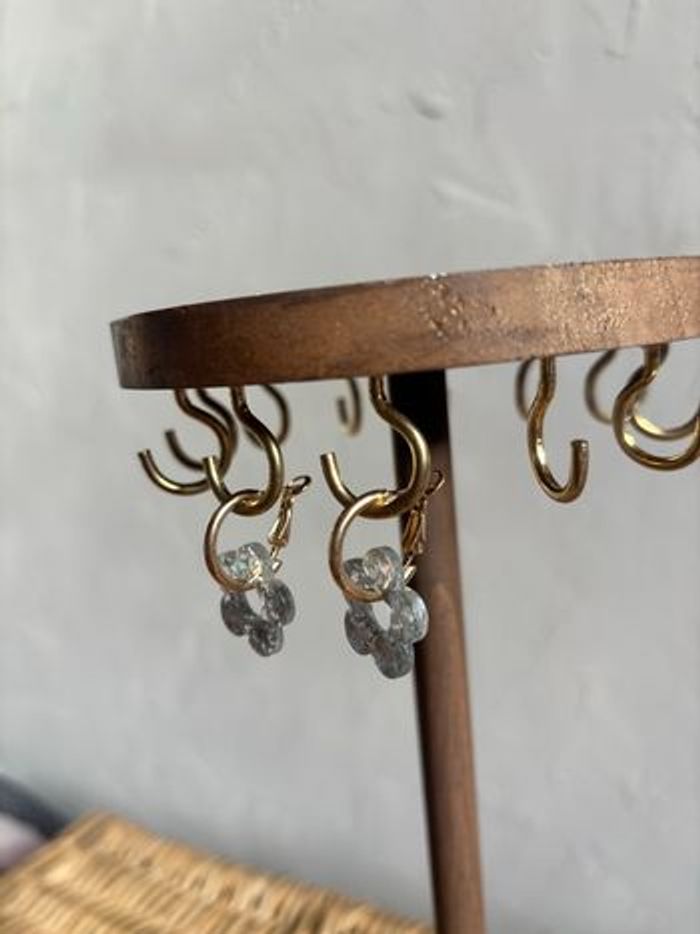 Boucle d’oreille fleur argentée - photo numéro 3