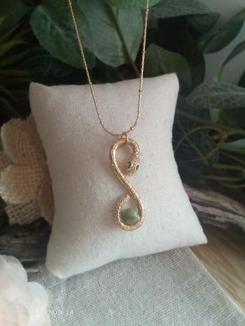 Collier pendentif serpent et pierre de jade vert