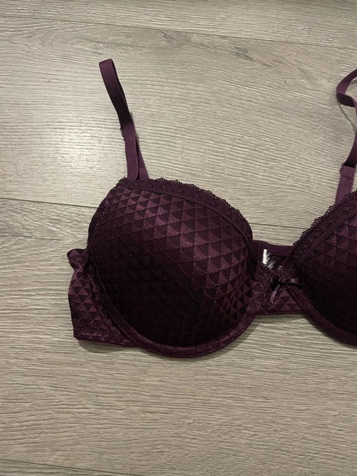 Soutien gorge violet satiné à motifs à armature et dentelle taille 90C - photo numéro 2