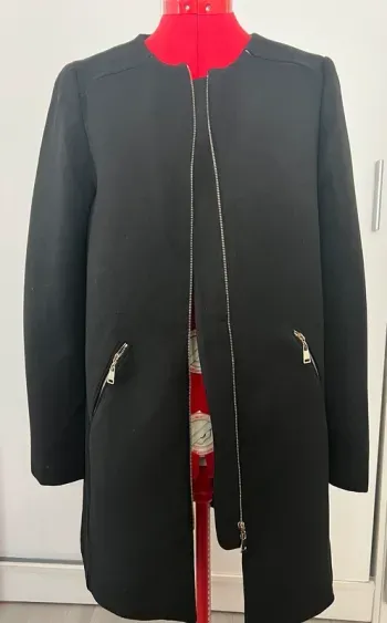 Veste droite longue noire zippée Zara