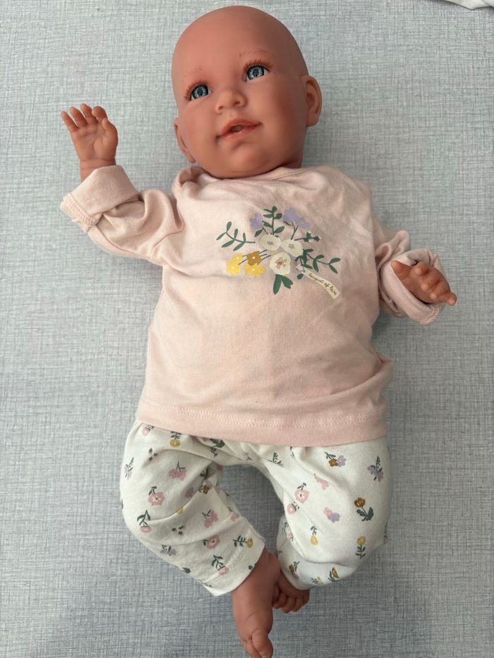 Jolie poupée réaliste Reborn qui pleure et dit Papa, Maman comme neuf avec vêtements et accessoires